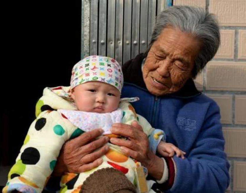 美国妈妈亲吻宝宝的危害新闻,美国妈妈亲婴儿嘴巴