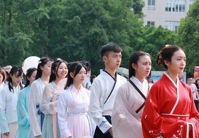 学姐在学弟军训面前跳舞,学弟学妹军训学姐在旁边跳舞