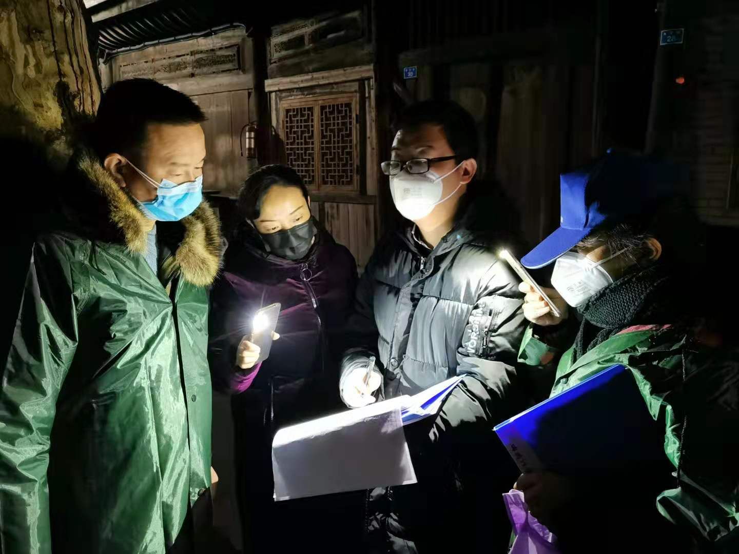 抗疫前线这一抹红分外动人,抗疫前线永不褪色的那一抹藏蓝色