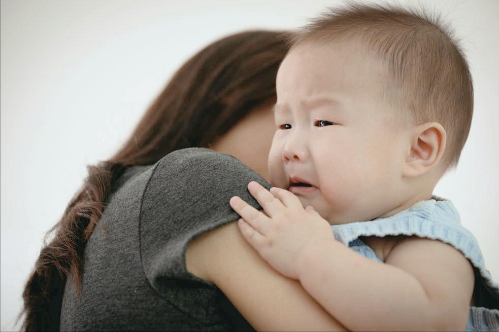 一岁宝宝爱黏妈妈怎么正确引导,1岁宝宝粘人妈妈该怎么办