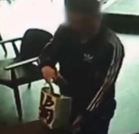 男子觉得异性对他有敌意，将番茄酱涂抹在卫生巾上扔给女性