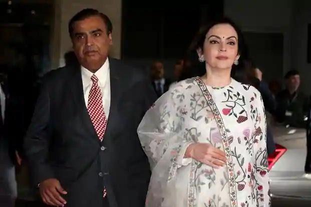 印度首富56岁妻子和卡米拉同框竟稳赢，用价值3亿手机让人长见识