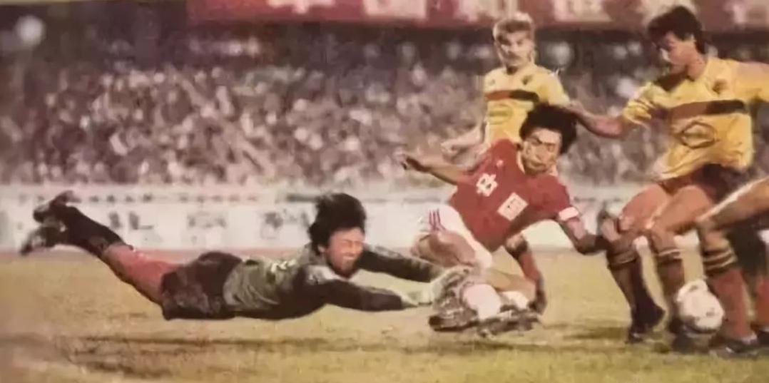 钢门虎将！亚青赛面对单刀球虎口拔牙被严重踢伤昏迷送进医院