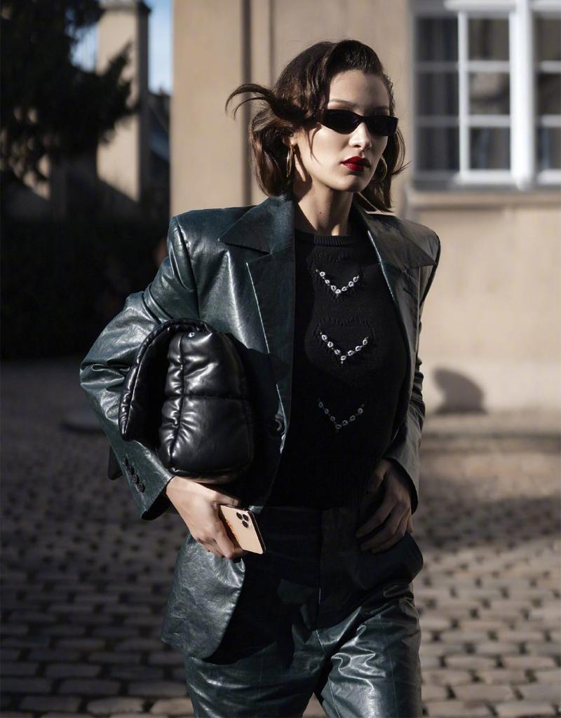 新中式皮衣内搭搭配才显高级,皮衣怎么搭配才显高级秋冬