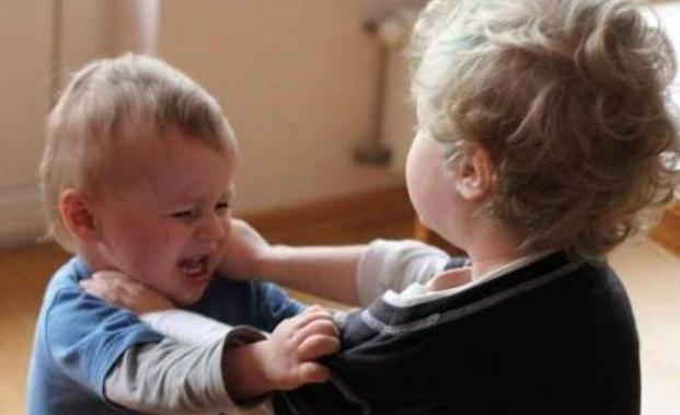 小孩喜欢咬人打人掐人怎么办,孩子喜欢打人咬人