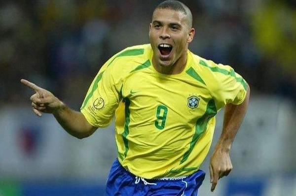 来自贫民窟的天才！球坛退役后体重飞涨达200斤，成商人身价6亿