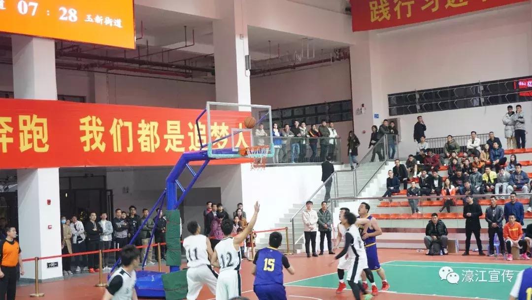 篮球比赛观众沸腾,球赛全场沸腾