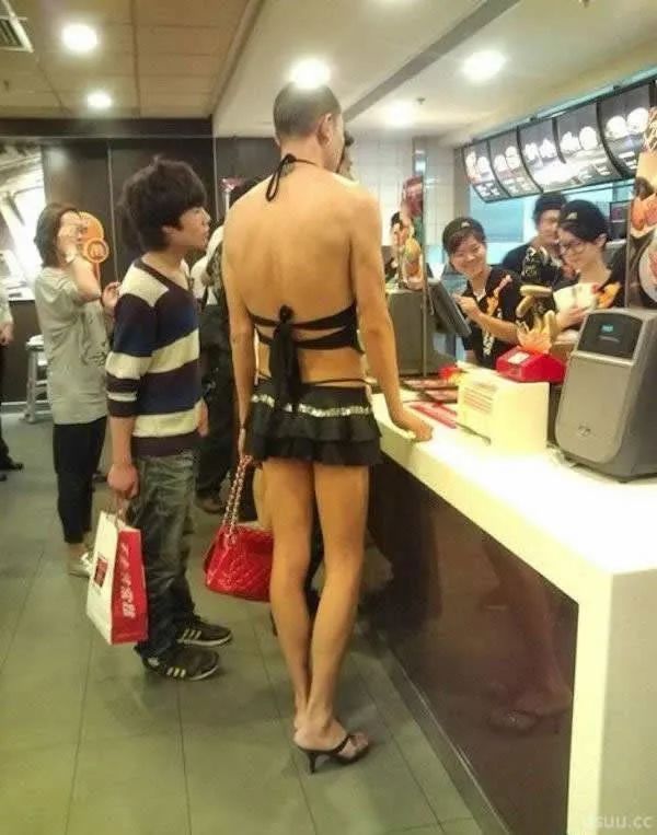 日本ekoDWorks新推出的“视觉陷阱T恤”，大写的尴尬哈哈哈哈”