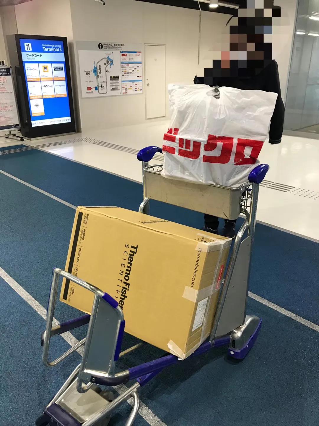 从土耳其背口罩回来捐赠,从国外背回抗疫物资