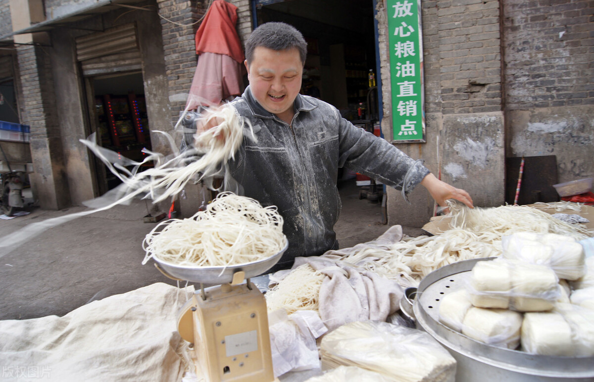 桂林开米粉店月收入,40岁大叔开米粉店月赚18万