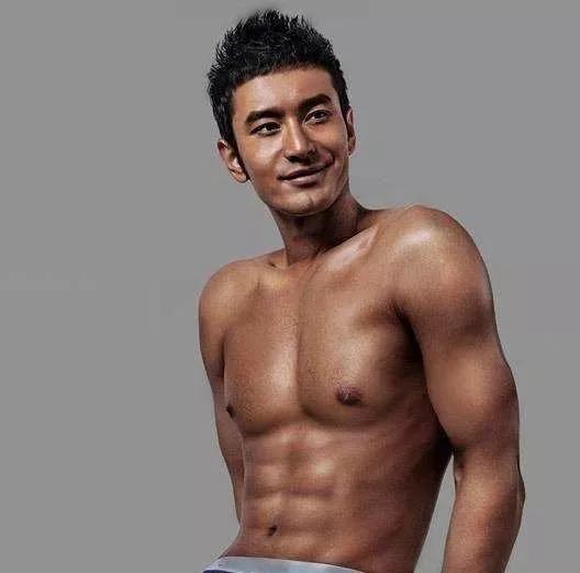 李现有没有腹肌,李现的真腹肌