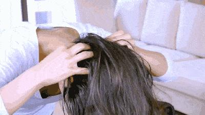 又黄又毛躁的头发,女士头发又细又黄油腻