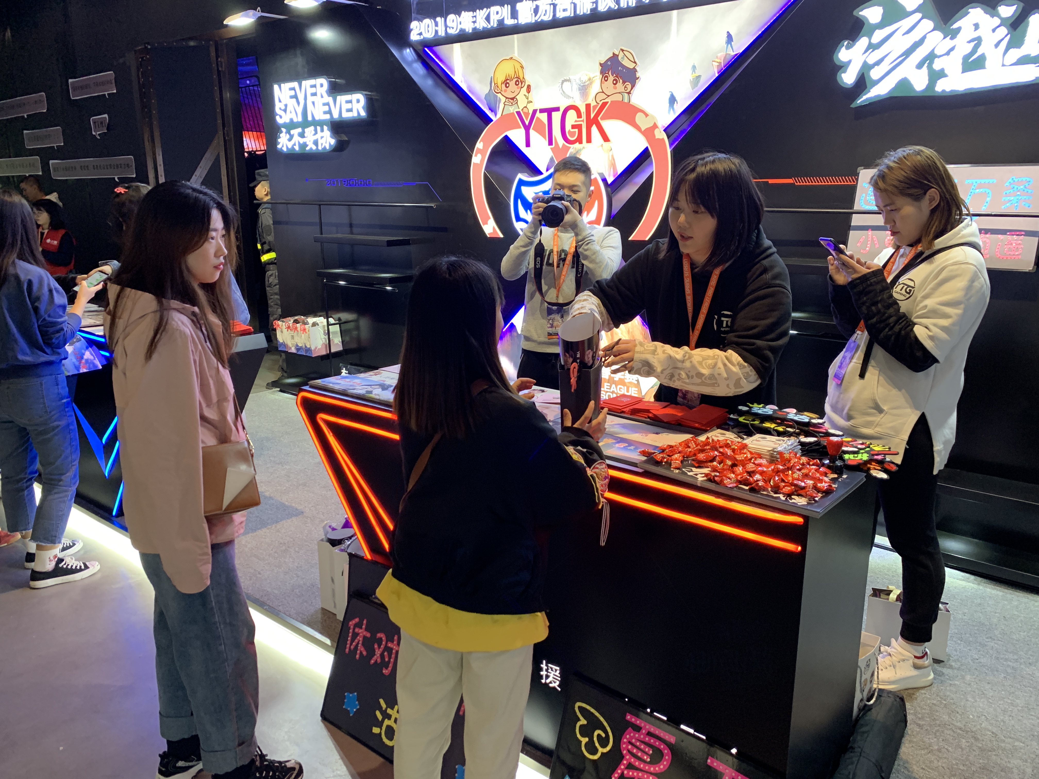 太古里滑板小哥,滑板男孩太古里