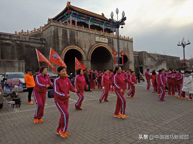 海州体育馆一路同行健步队,连云港微马海州健步队