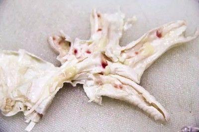 最详细鸡爪焯水剔骨教程,整鸡去骨正宗做法