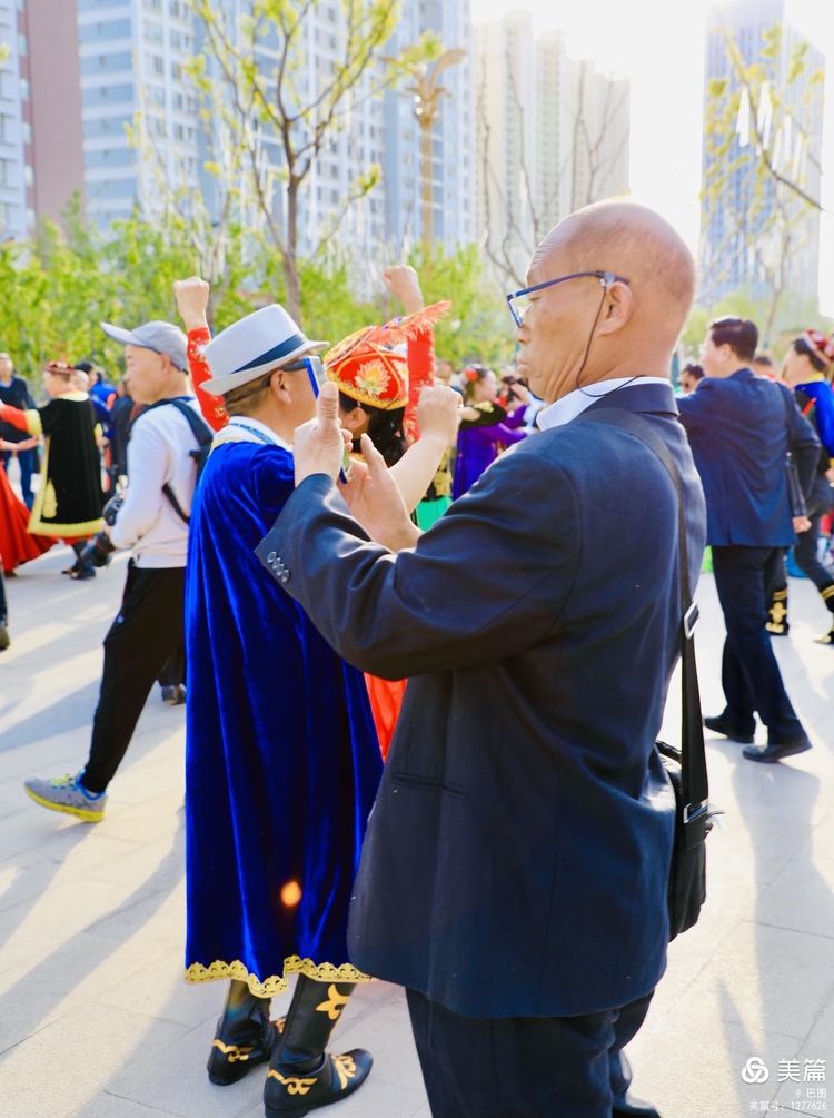 洛阳牡丹广场：*疆新**舞大联欢