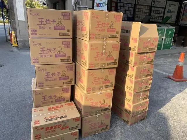 团过1.3吨鸡蛋、3吨大米还买空蹄膀店,杭州这个小区群太火爆!大牌都抢着入群