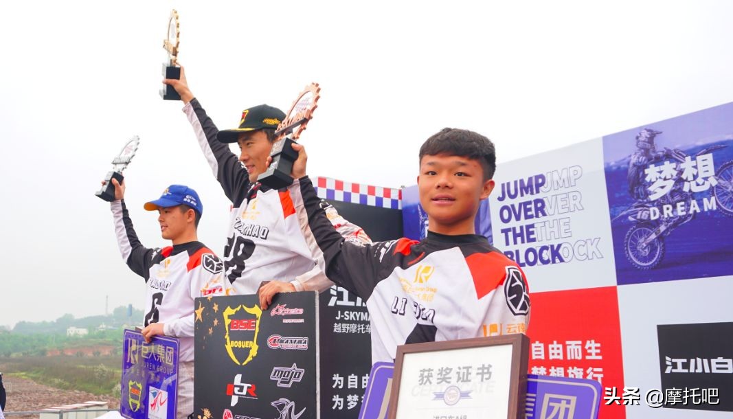 这摩托真好喝。。。不对....这酒真好骑！