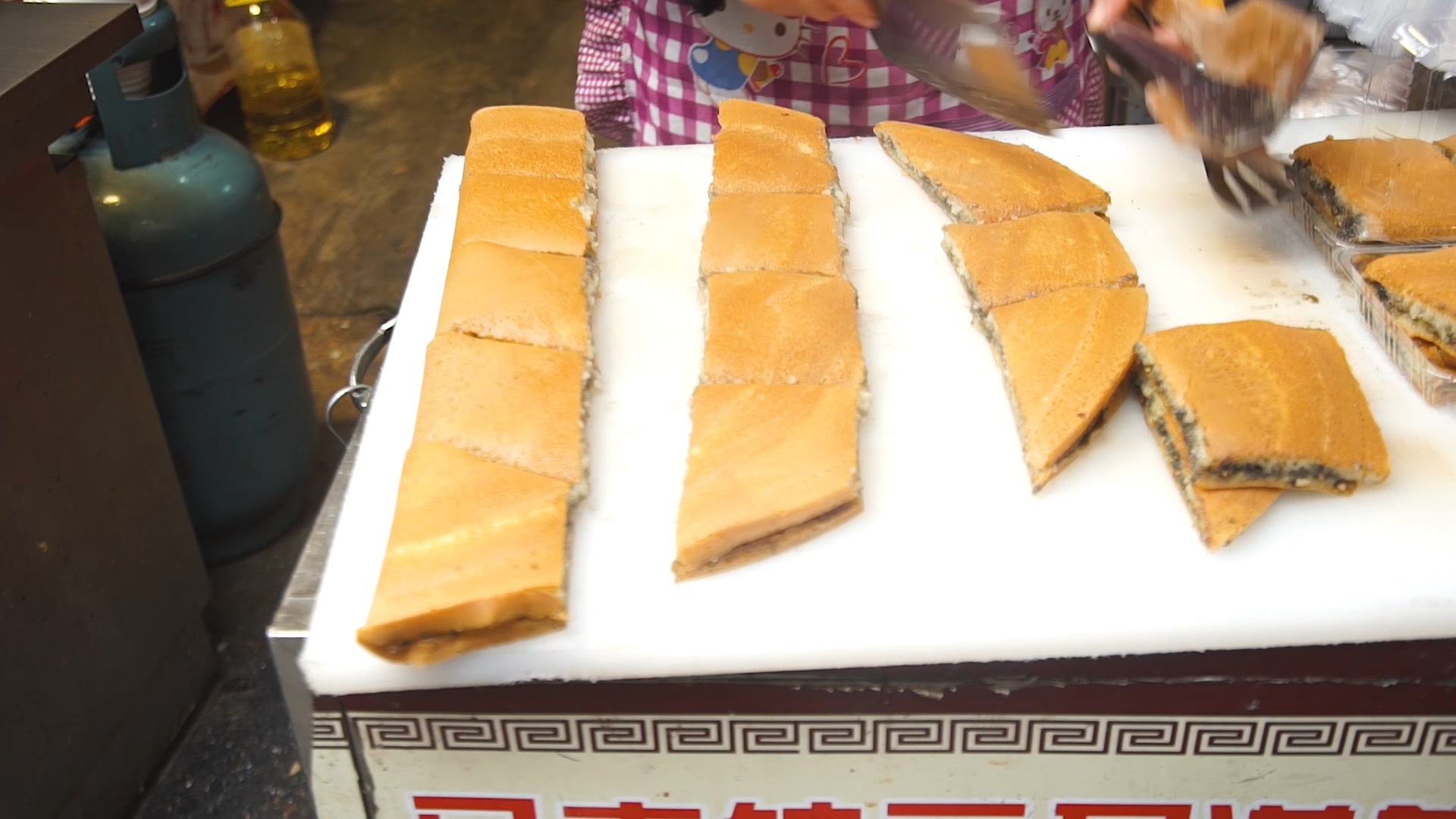 开了二十多年的店，一块满煎糕成就甜美的记忆，每天可以做几百锅