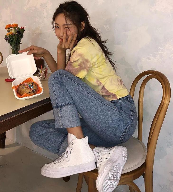 匡威格子鞋子怎么搭配裤子,匡威的鞋如何搭配裙子好看