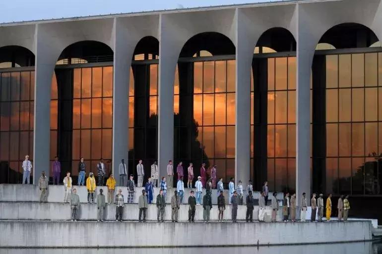 lv围巾限定款,lv今年爆款渐变色羊绒围巾