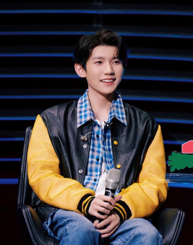 王源休息时的照片,王源侧躺视频第一视角