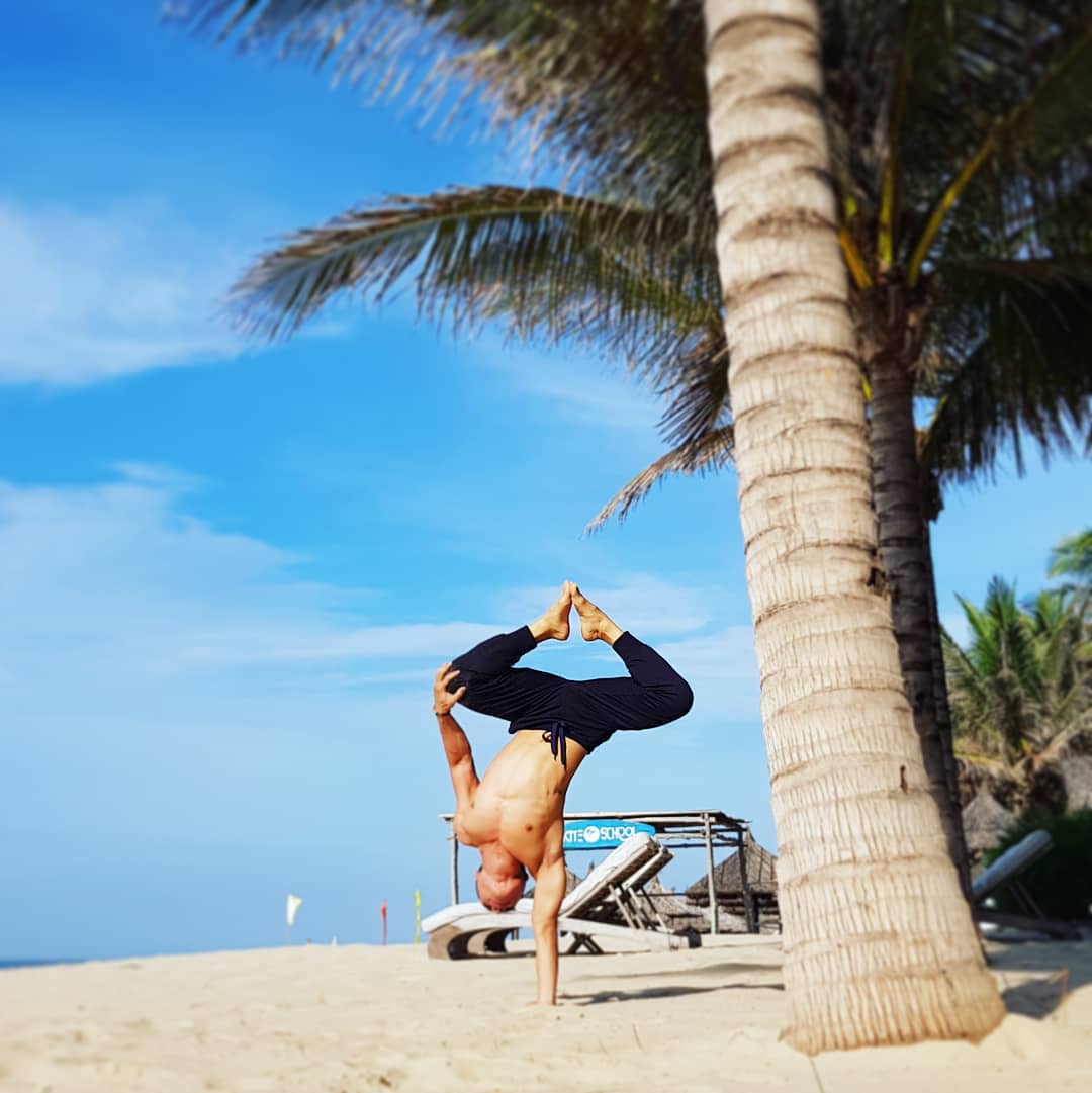 海边沙滩瑜伽体式简单好看,海滩瑜伽动作