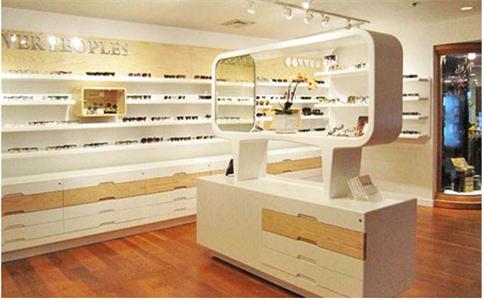 年轻人投资开店铺做什么,开眼镜店加盟好还是自己开店好