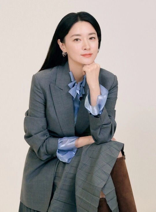 48岁李英爱新造型尽显知性美,48岁李英爱未修图曝光