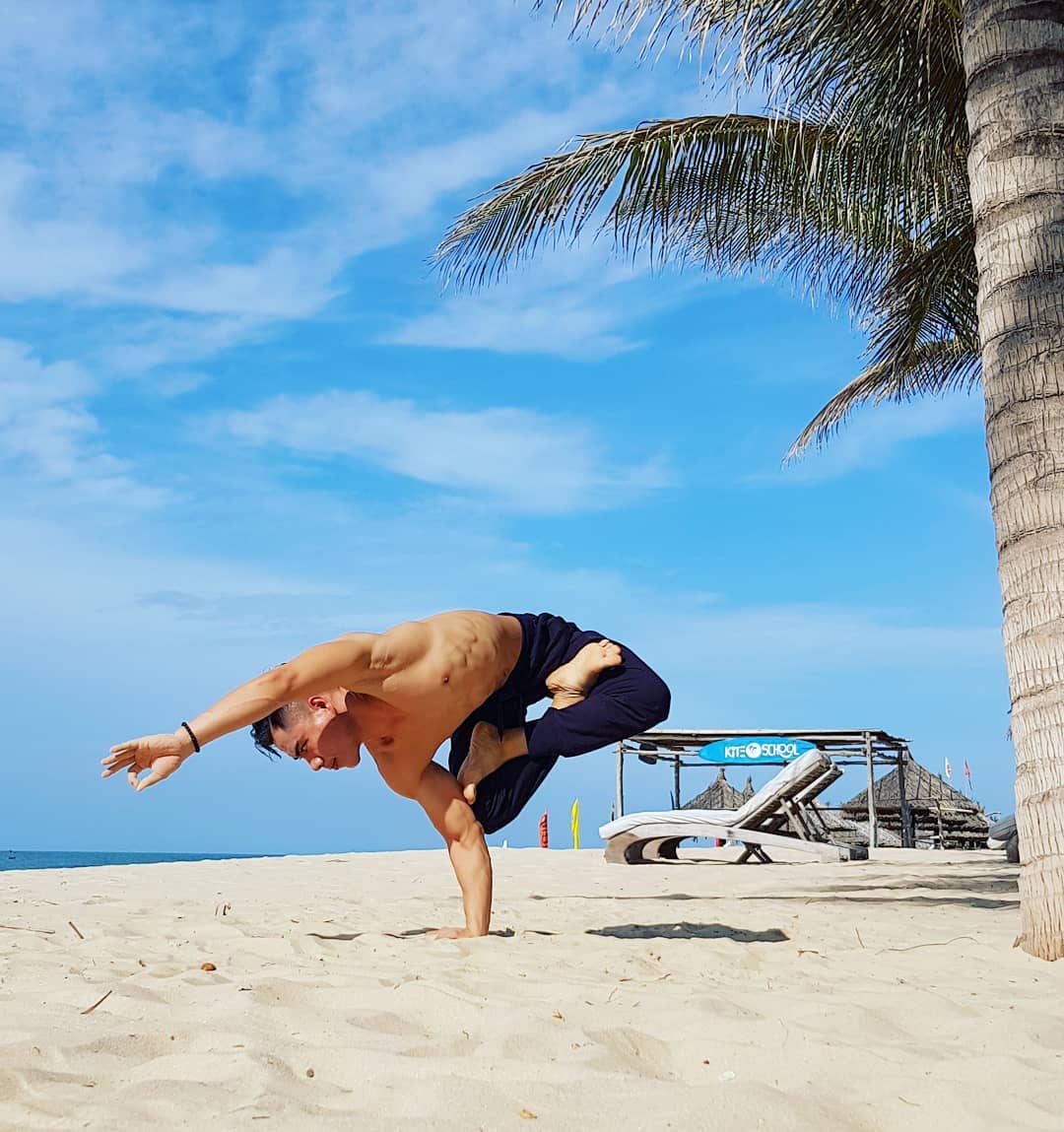 海边沙滩瑜伽体式简单好看,海滩瑜伽动作