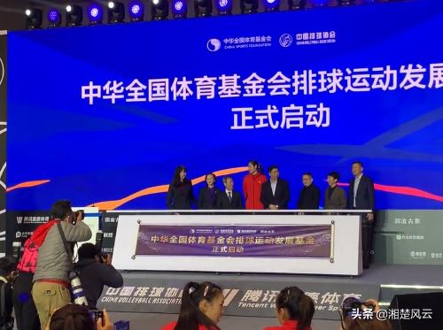 小细节看朱婷，球品人品真是好，排坛地位真的高，主任邀她站C位