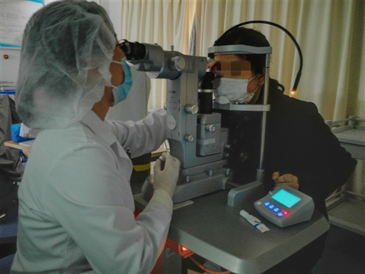 眼前出现一块飞蚊症,眼前总有小黑点在飞用什么眼药水