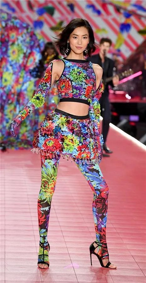 东北大花袄时尚走秀,维密超模东北大花袄