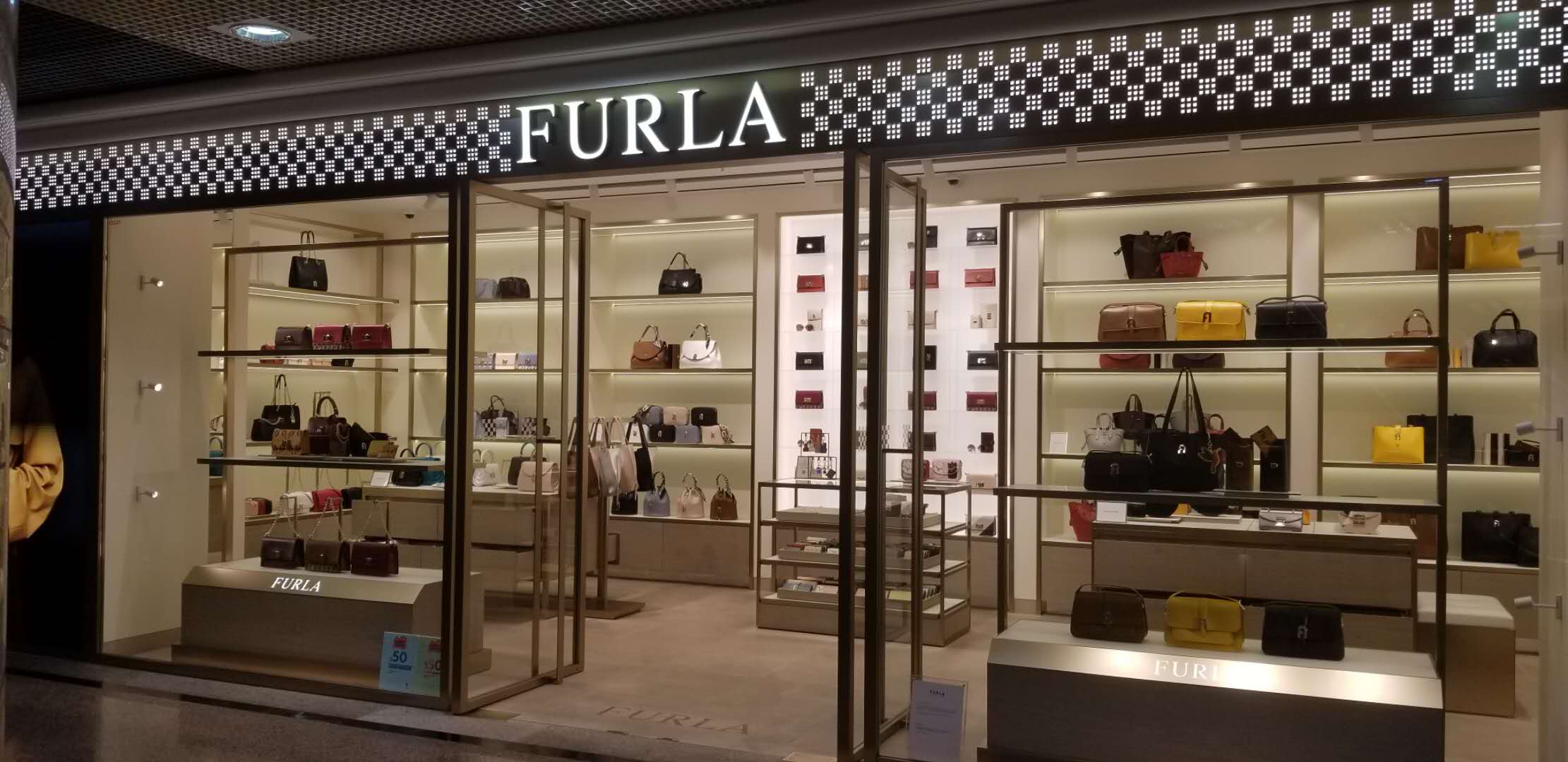 铜锣湾奢侈品时代广场购物攻略,铜锣湾潮流汇购物商城