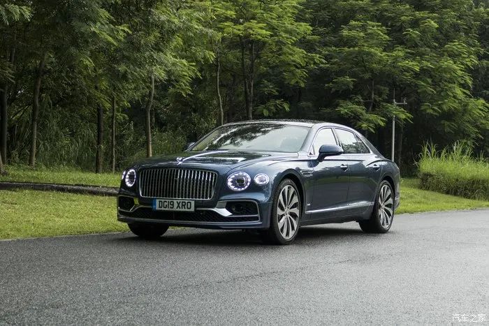 宾利飞驰对比迈巴赫s480气场,宾利飞驰街拍气场霸气视频