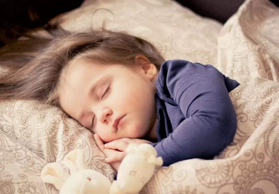 一周岁宝宝习惯晚睡怎么调整,一岁多的孩子天天晚睡