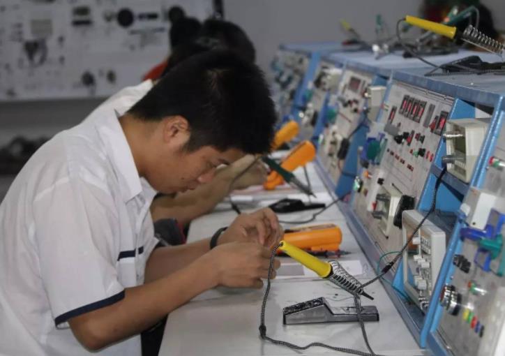 读高中和读技校有什么差别,读烂高中好还是职高好