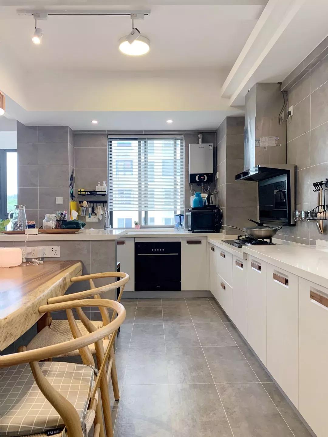 125平简约轻奢风家装设计,137平米客餐厅现代风装修效果图