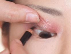 画眼线一步一步教程,画眼线小技巧一看就会