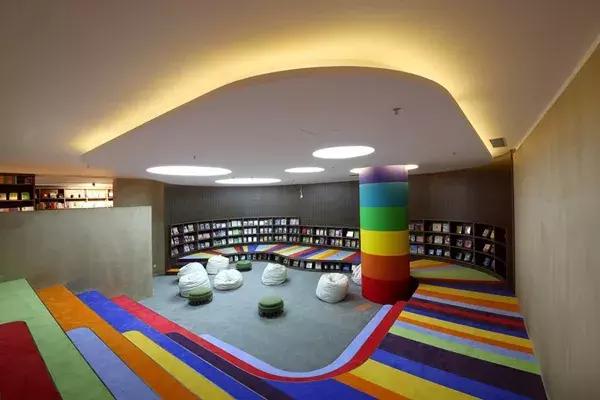 北有阿那亚社群，南有册之丘社群，后者60%研究生以上学历