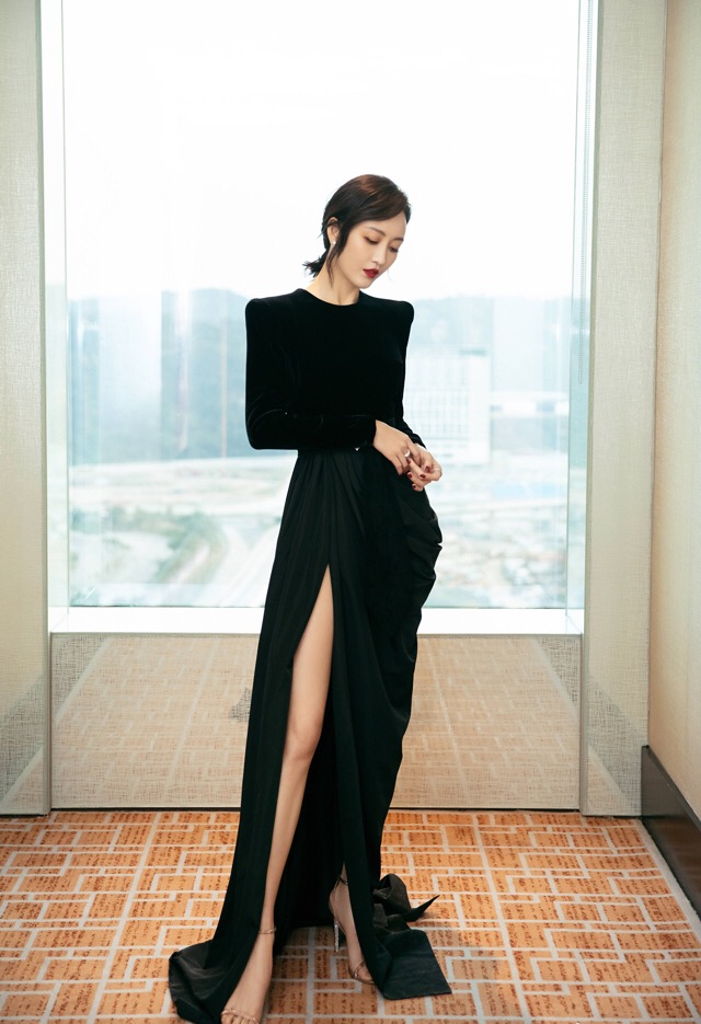 王鸥机场高腰裤,王鸥穿白色连体裤给人感觉如何