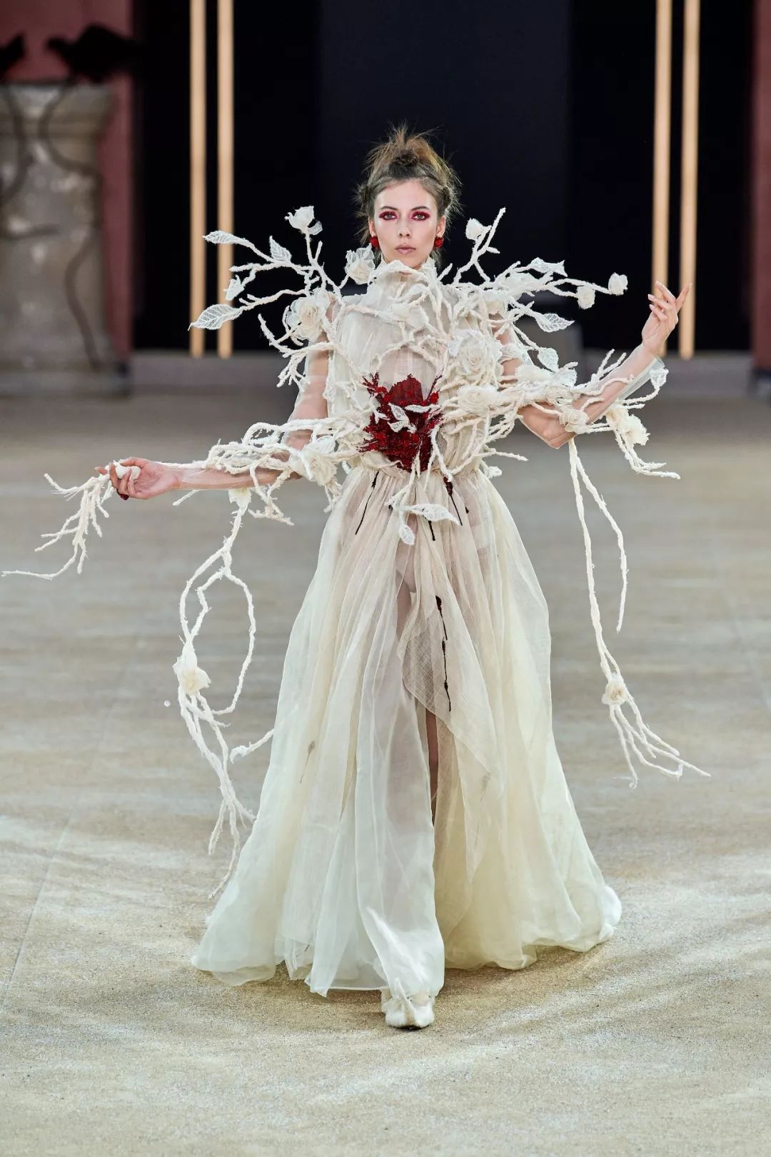 东方元素终于闪耀在时装金字塔尖 (东方元素时装周放异彩)