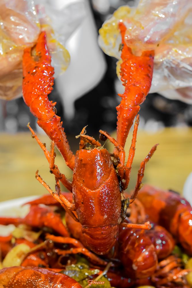 蒜蓉小龙虾肉质q弹吮指美味,充满味蕾的蒜香小龙虾