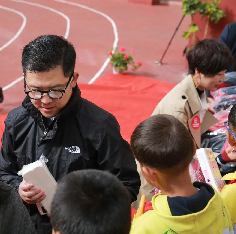 崇和育美,爱满康定|康定市巨海赖俊臻希望小学成功剪彩