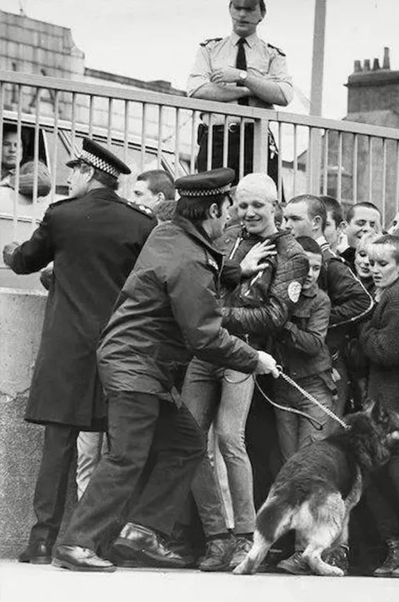 管不到一千块的鞋子叫「马丁」，上海名媛都瞧不上你