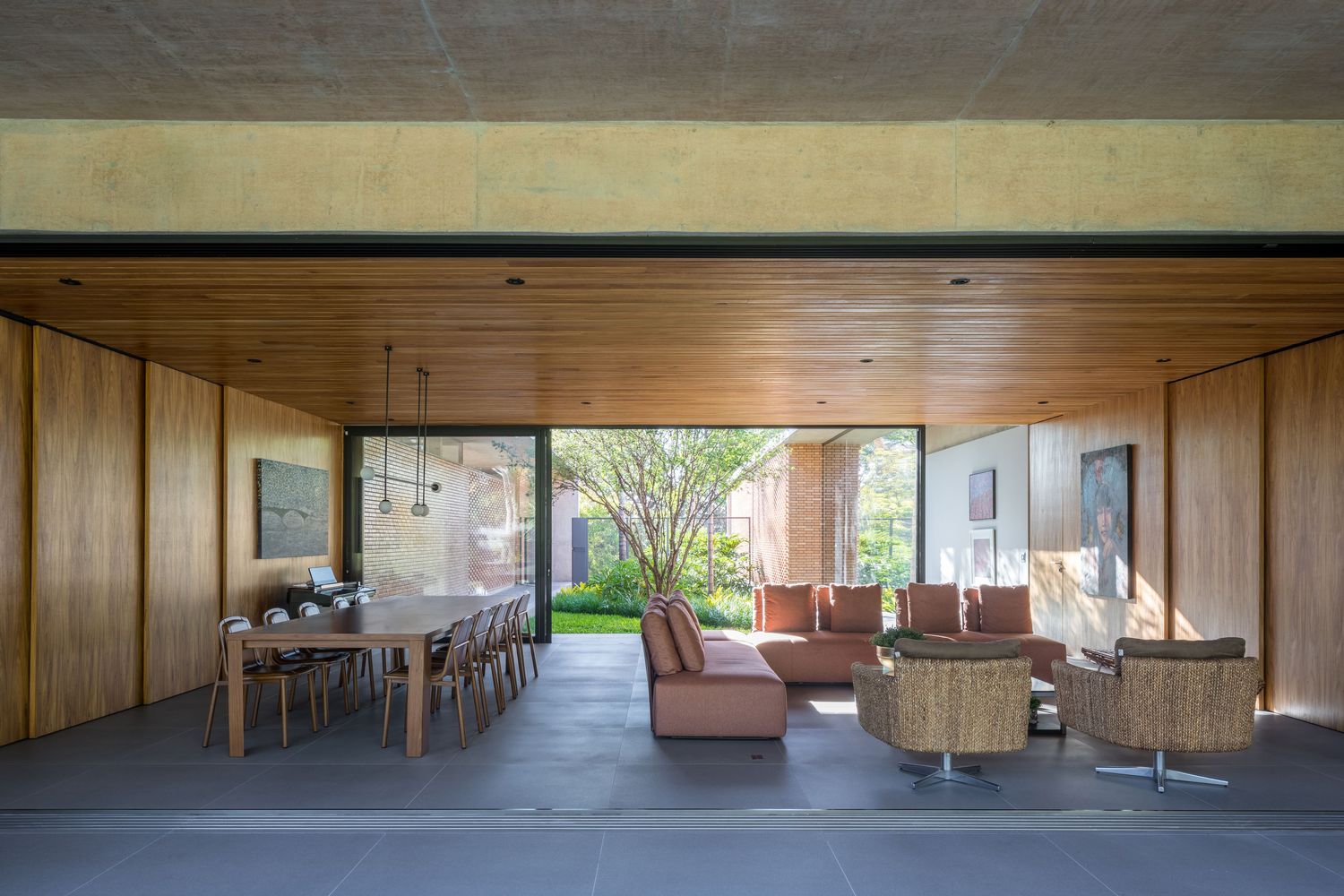 巴西利亚原始的清水混凝土与红砖打造的别墅