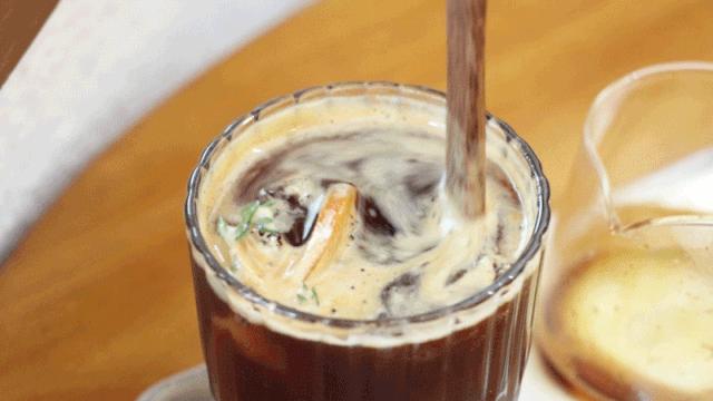 周杰伦到底爱不爱喝奶茶,周杰伦是不是很爱喝奶茶