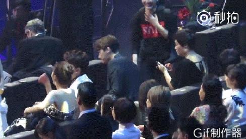 baby摔倒杨幂大笑视频,ab和杨幂红毯