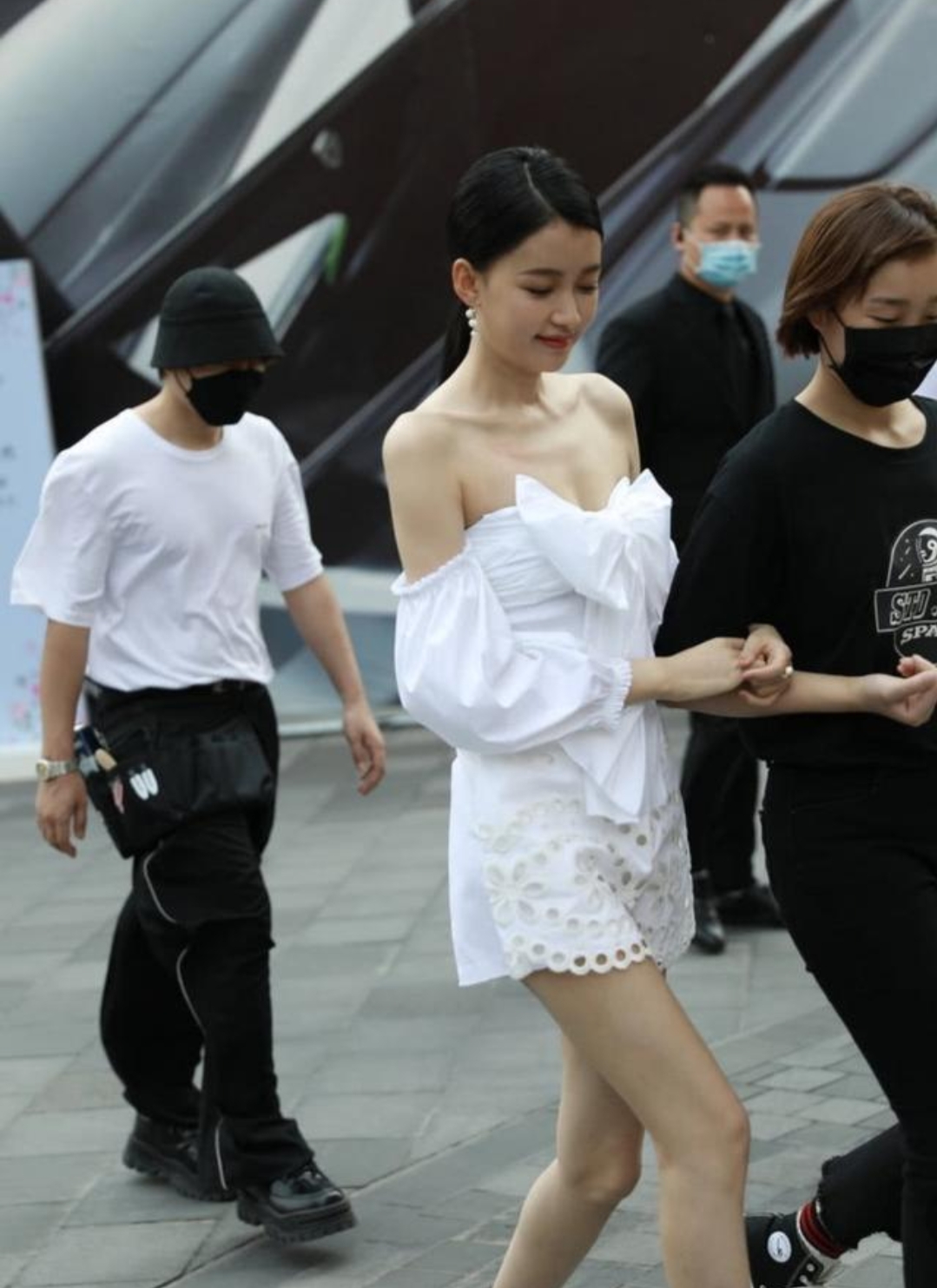 孙怡吊带露背黑裙,孙怡穿长裙