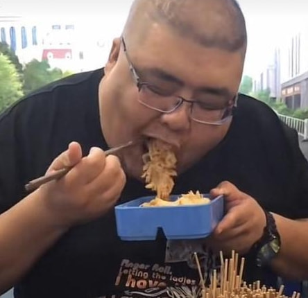 千万网红小贝近况堪忧，面容憔悴法令纹深，网友：都是催吐惹的祸